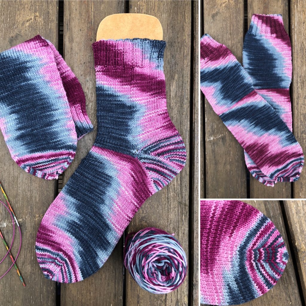 Gestrickte Socke aus handgefärbter Merino Wolle Bändchenspitze Lila