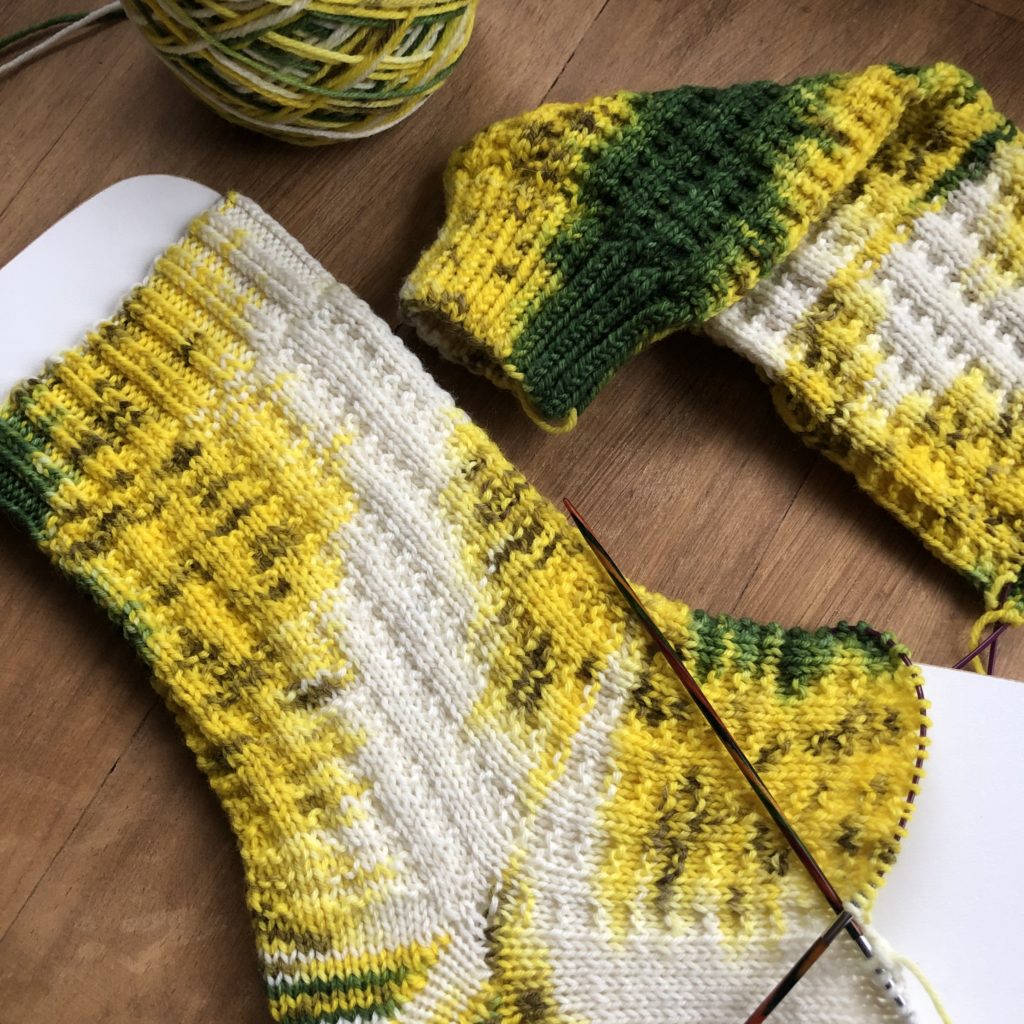 Gestrickte Socke aus handgefärbter Merino Wolle Banane