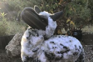 Gehäkeltes Alpaka mit geknüpfen Fell