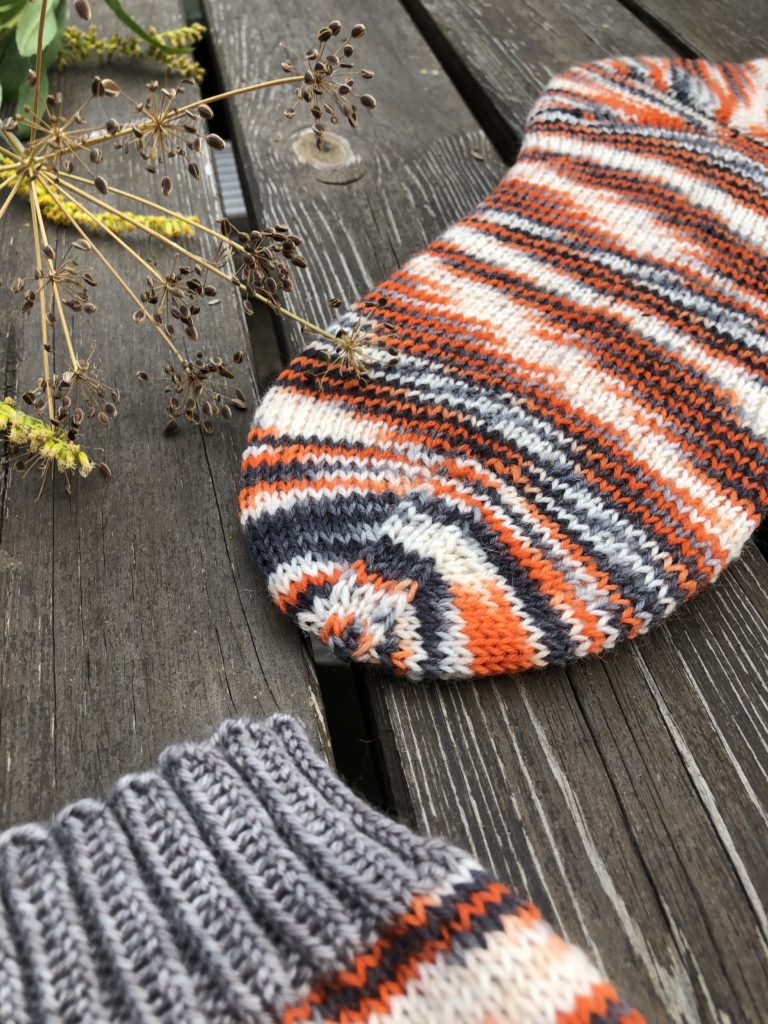Gestrickte Socke aus handgefärbter Merino Wolle Tiger Nemo Orange und Grau