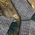 Handgestrickte Socke mit handgefärbter Sockenwolle grau grün