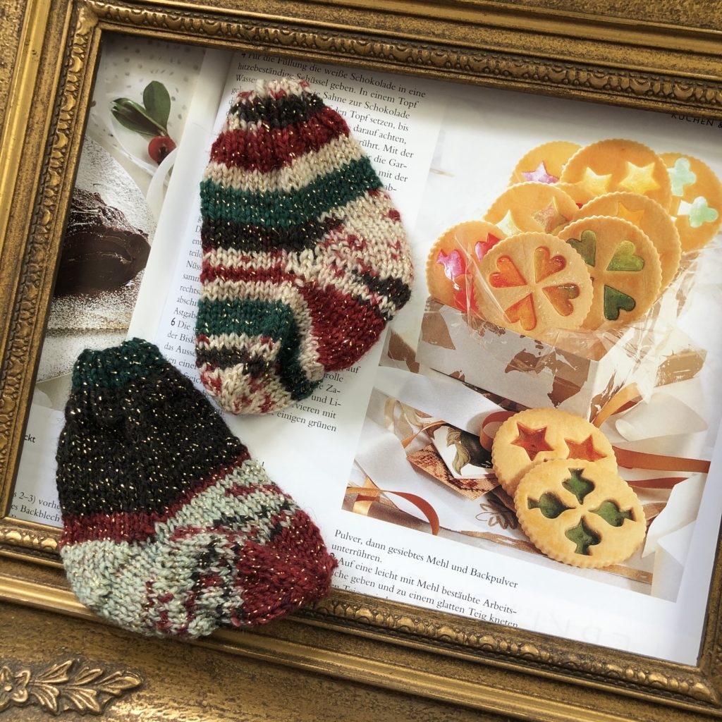 Adventskalender Babysocken, Kalender aus Stricksocken und Backbuch