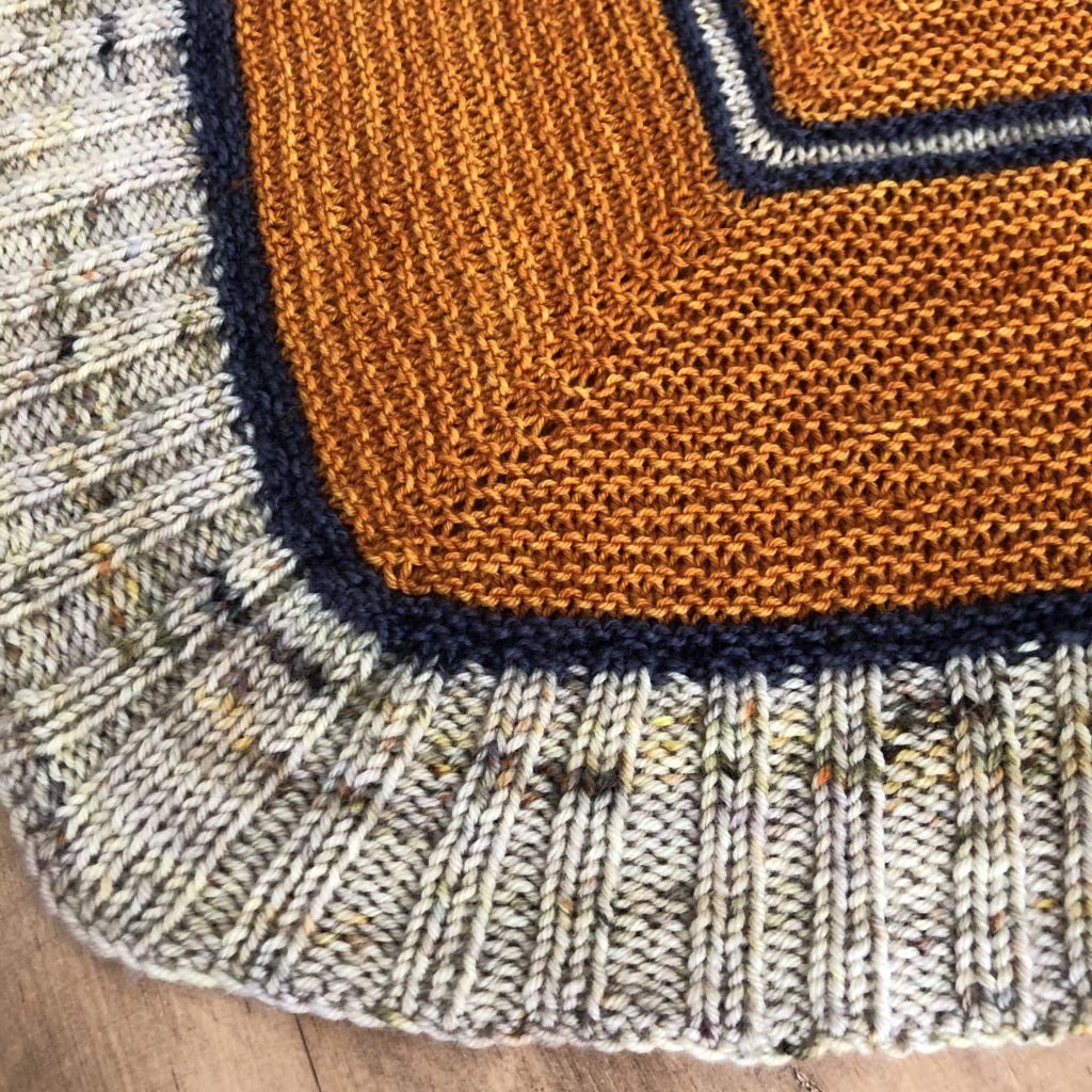 Gestricktes Dreieckstuch aus handgefärbter Wolle Garn Orange Creme Royalblau