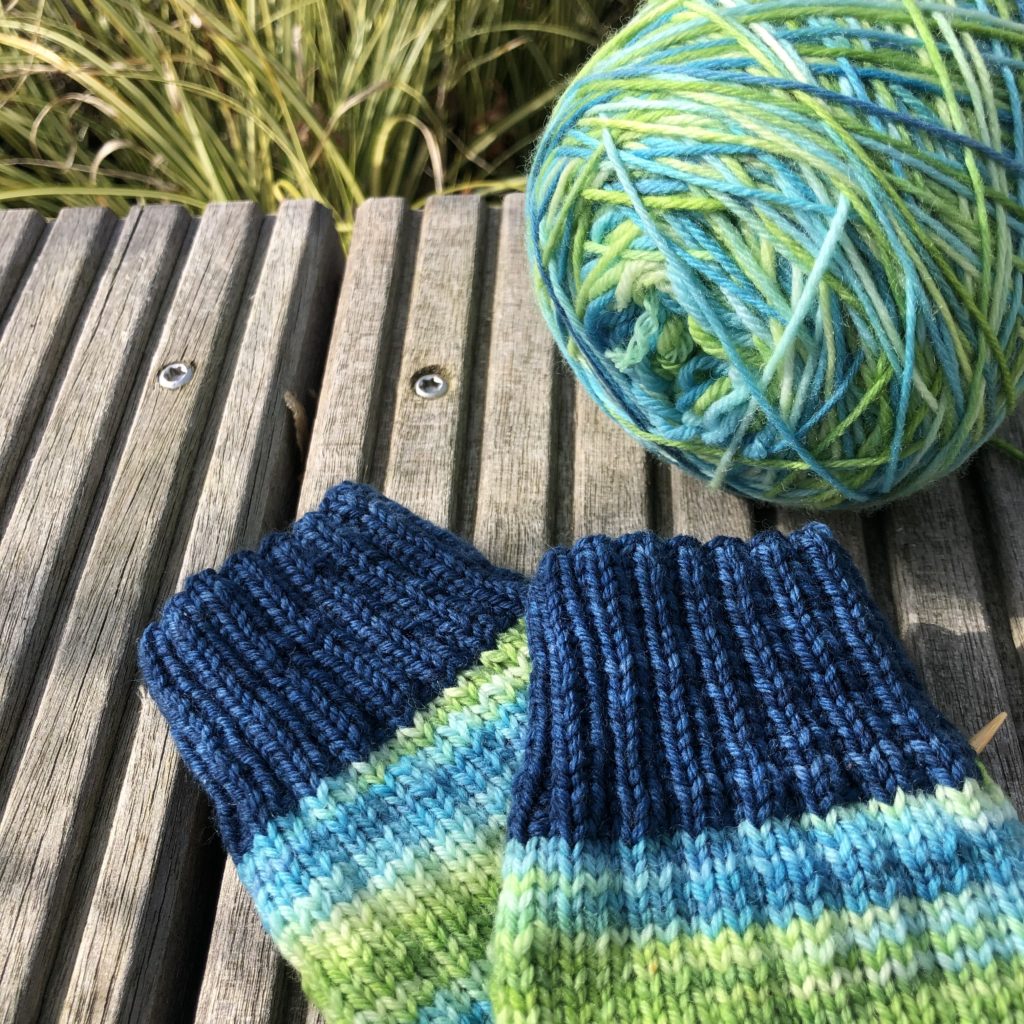 Stricksocken gestrickte Socken aus handgefärbten Garn blau türkis grün mint