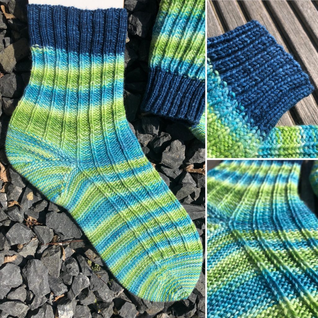 Handgestrickte Socken blau grün