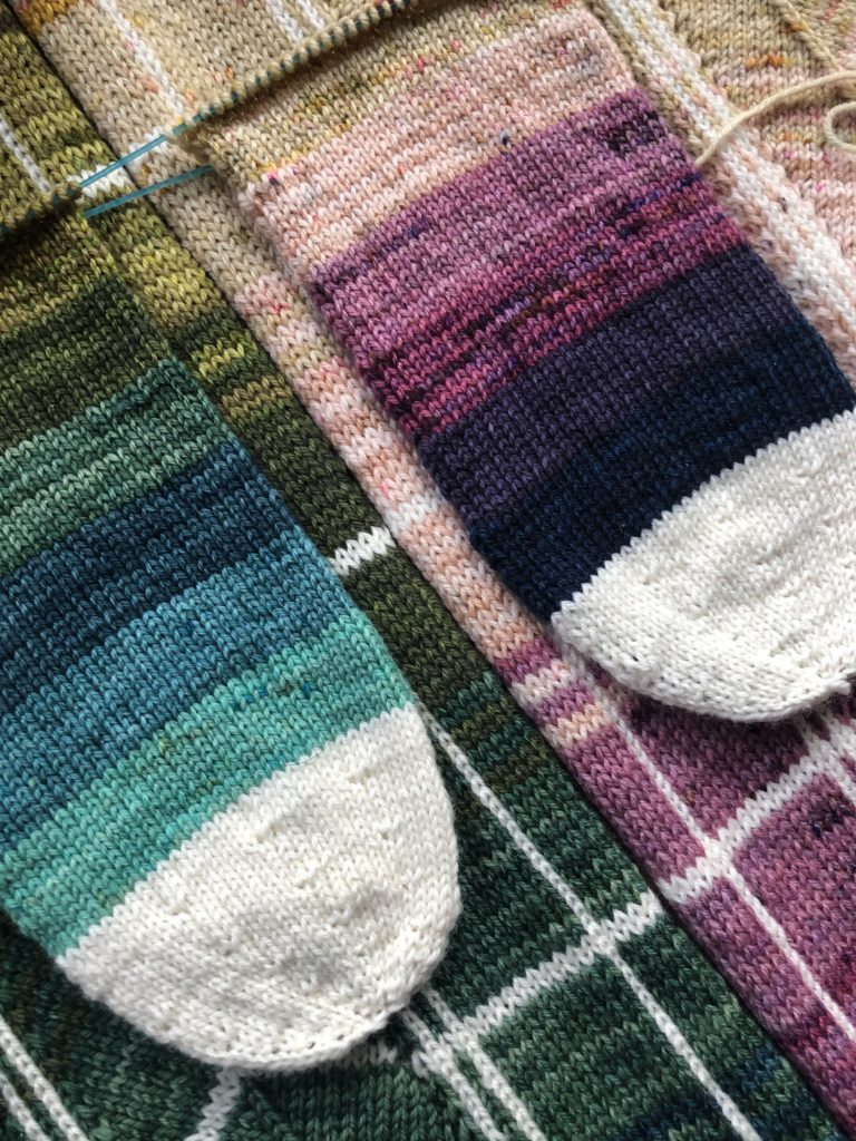 Gestrickte Stricksocken aus handgefärbten Sockengarn Sockenwolle