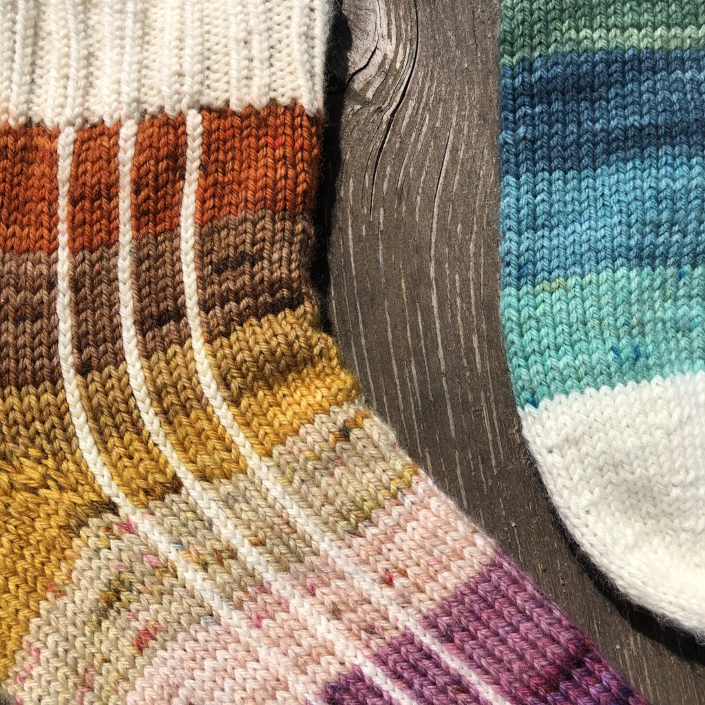 Gestrickte Stricksocken aus handgefärbten Sockengarn Sockenwolle