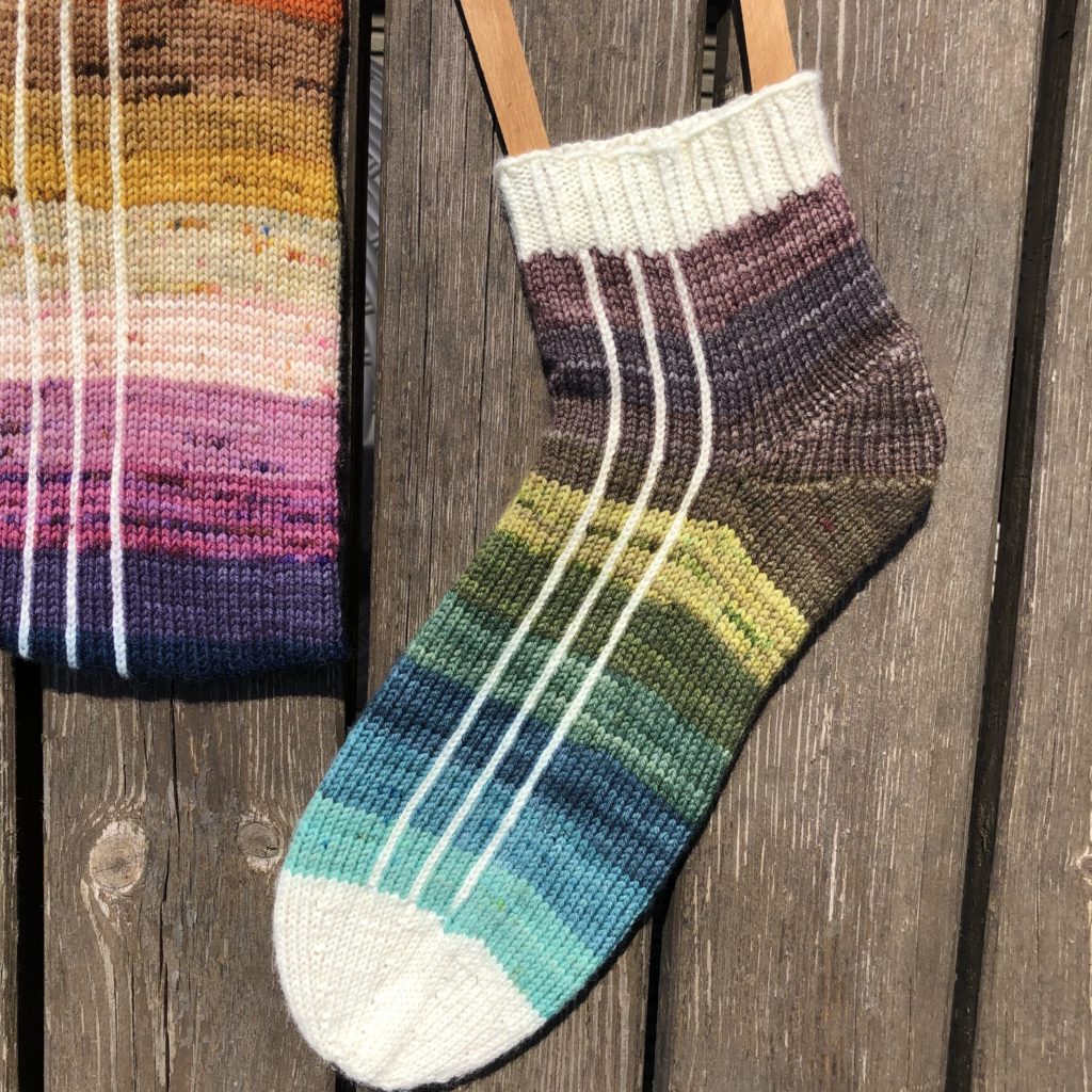 Gestrickte Stricksocken aus handgefärbten Sockengarn Sockenwolle