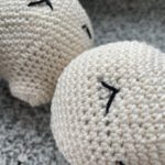 Zwei gehäkelte Amigurumi Köpfe