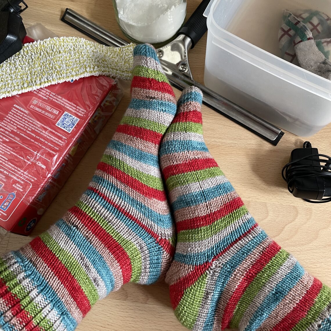 Stricksocken und Putzmittel