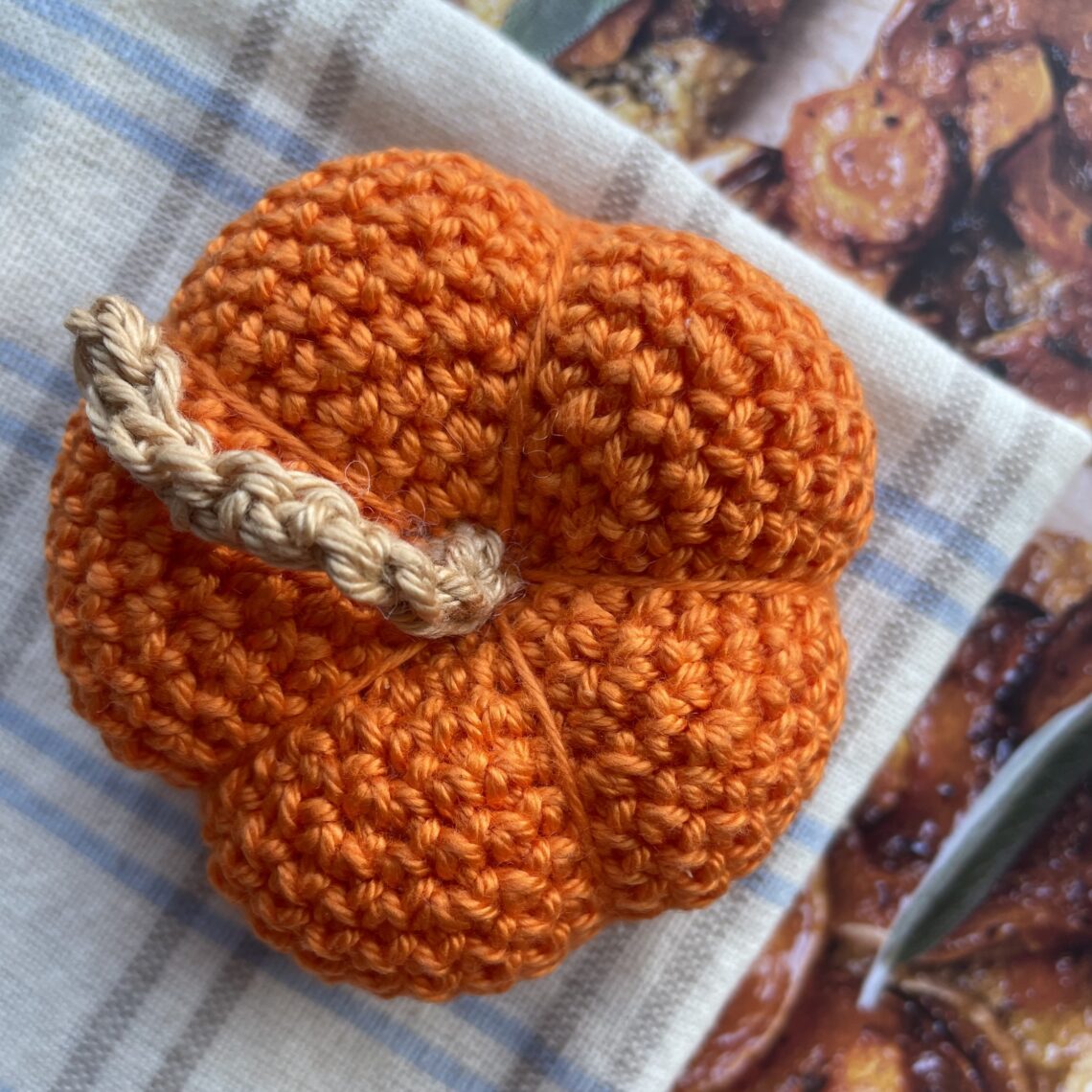 Kostenlose Häkelanleitung Kürbis Halloween, Amigurumi