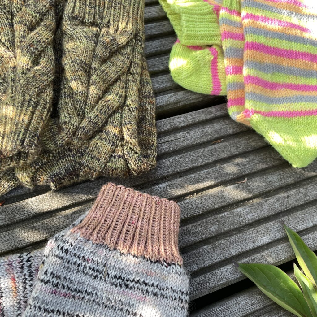 Verschiedene Bunte Stricksocken, Spendensocken, Wegfindersocken