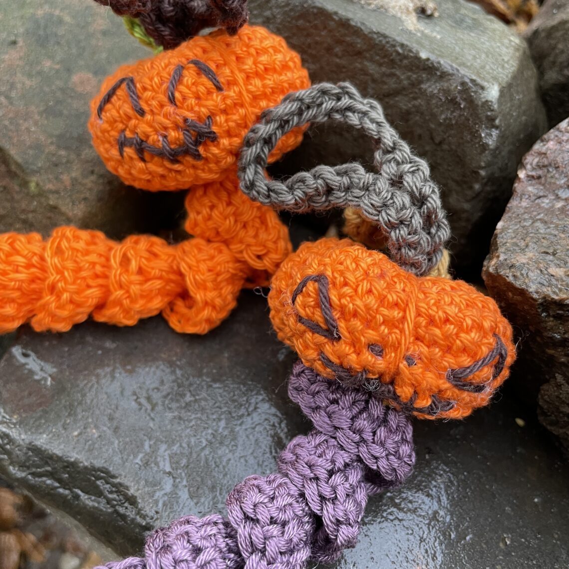 Glückswürmchen Sorgenwürmchen Kürbis Amigurumi häkeln Häkelanleitung